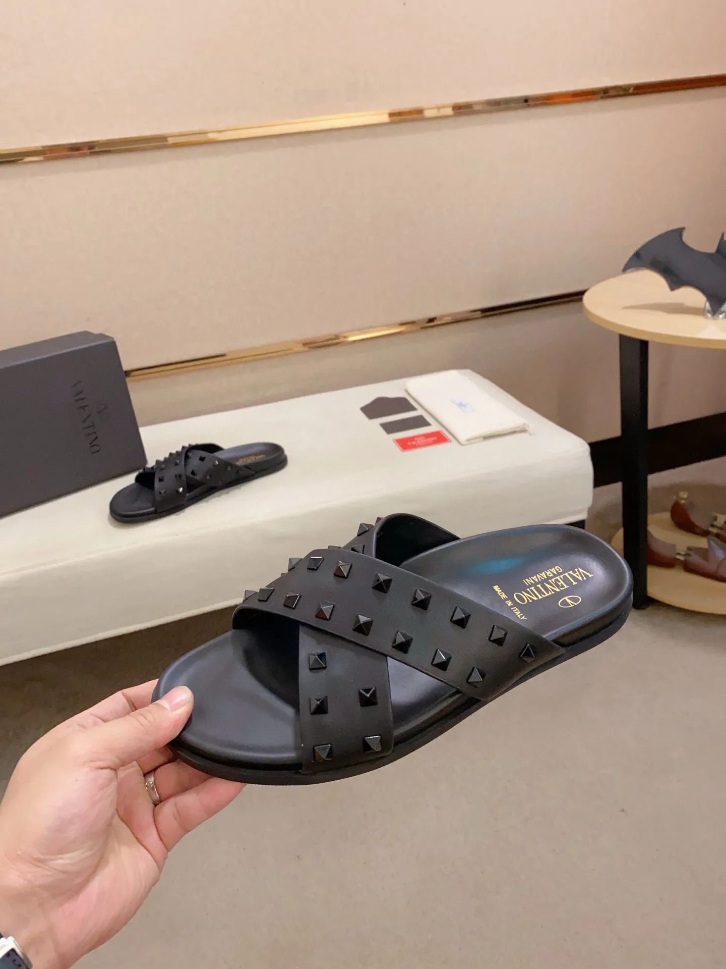 Men's shoes💰: 440💰[Valentino] New men's boutique slippers, counter quality, classic plaid, the actual workmanship is quite complex🔰The uppers are made of imported fabrics➕🐑Sheepskin lining, which tests the craftsman's craftsmanship➕original PU outsole. Size: 38-44 (45 can be customized, non-refundable)